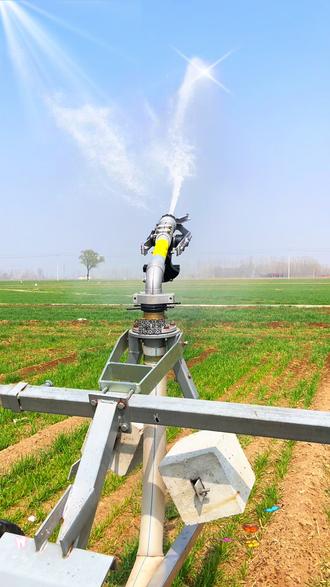 一天浇地60亩,农民浇地神器#喷灌机 #抗旱浇地 #三农 #节水灌溉 #农民