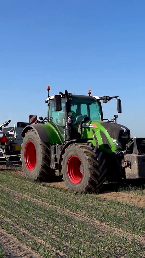 芬特拖拉机带卷轴喷灌机浇地