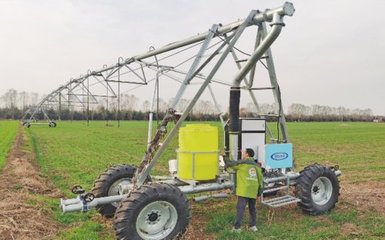 身着制服的巡检员对高标准农田建设示范项目宁家埠街道项目区的水肥一体化平移式喷灌机进行例检。齐鹏/摄